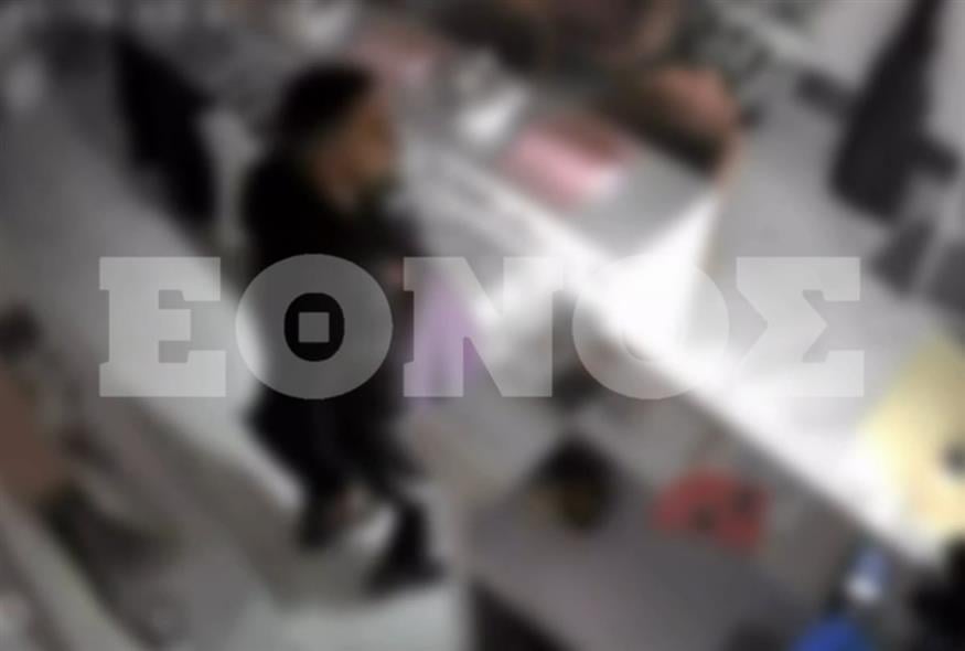 Η στιγμή που νεαρός ληστεύει κατάστημα στους Αμπελόκηπους