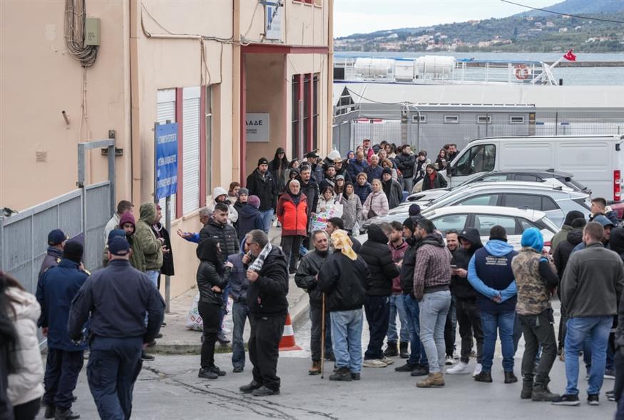 Κτηνοτρόφοι στο λιμάνι Μυτιλήνης (ΠΑΝΑΓΙΩΤΗΣ ΜΠΑΛΑΣΚΑΣ / EUROKINISSI)