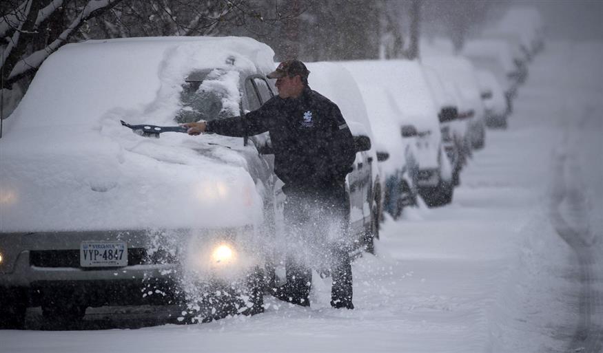 Χιόνια στη Βιρτζίνια - και τα... λευκότερα έρχονται (AP Photo/Don Petersen)
