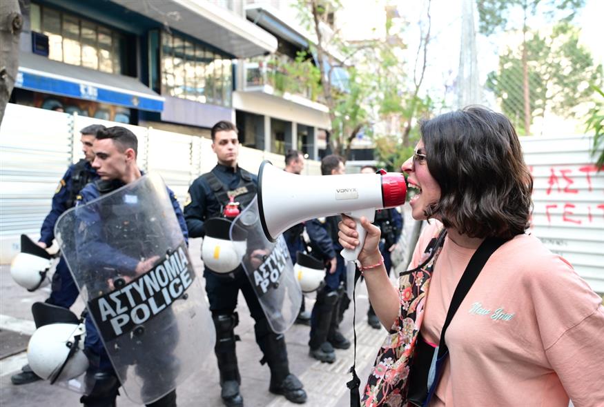 Εξάρχεια: Επεκτείνεται η περίφραξη του μετρό - Διαμαρτυρία κατοίκων (ΤΑΤΙΑΝΑ ΜΠΟΛΑΡΗ/EUROKINISSI)