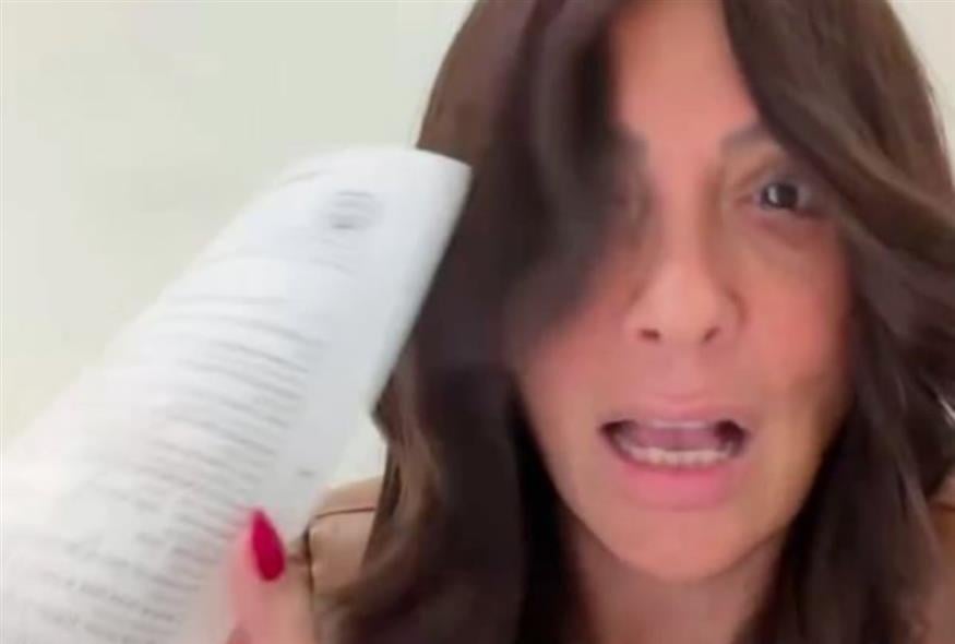 Η Ισίν Καρατζά επιδεικνύει το έγγραφο που της κοινοποιήθηκε όταν έφτασε στο «Ελευθέριος Βενιζέλος»