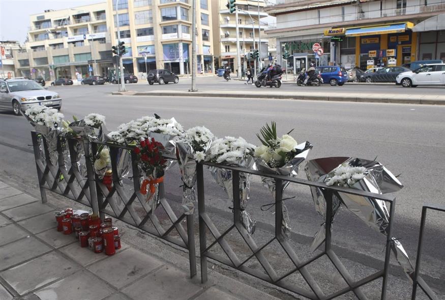 Λουλούδια στη μνήμη νεκρού από τροχαίο (Φωτογραφία αρχείου/ΜΟΤΙΟΝΤΕΑΜ/ΓΙΩΡΓΟΣ ΚΩΝΣΤΑΝΤΙΝΙΔΗΣ)