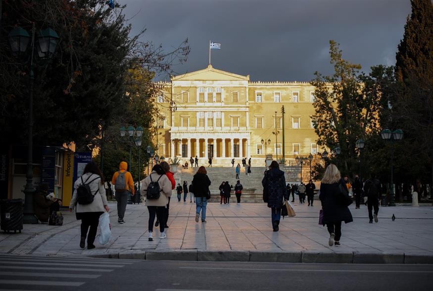 Πολίτες περπατούν στο κέντρο της Αθήνας / ΑΡΓΥΡΩ ΑΝΑΣΤΑΣΙΟΥ / EUROKINISSI