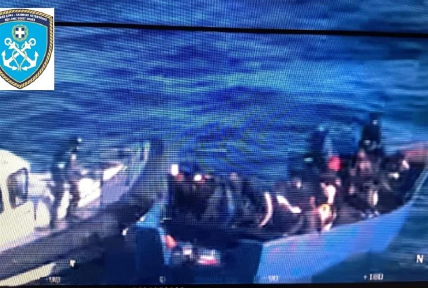 Διάσωση μεταναστών - Φωτογραφία από Λιμενικό