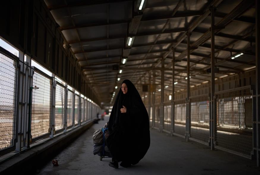 Προσφύγισσα στα συνόρα του Ιράν με το Ιράκ (AP Photo/Leo Correa)