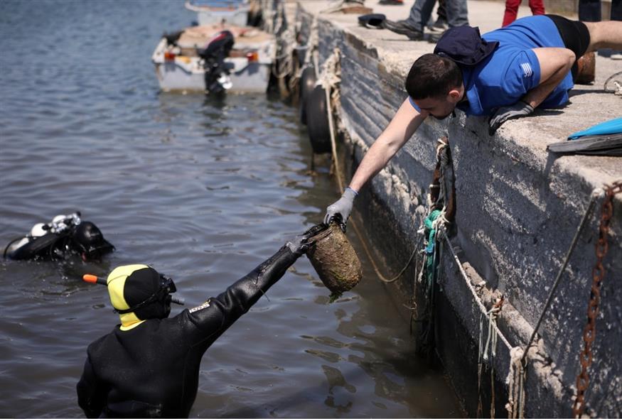 Επιχείρηση καθαρισμού στο λιμάνι Επανομής στη Θεσσαλονίκη (ΙΝΤΙΜΕ)