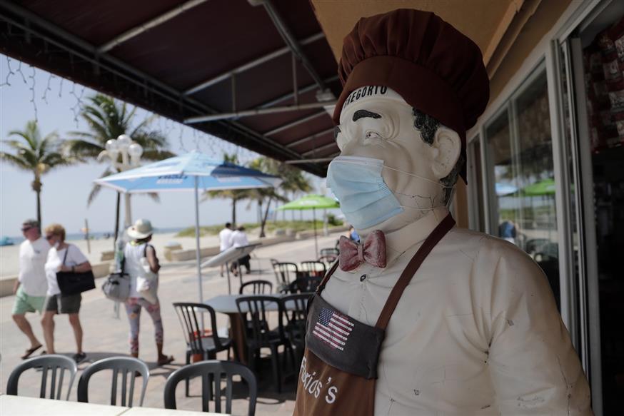 H μάσκα είναι υποχρεωτική στη Φλόριντα - παντού... (AP Photo/Lynne Sladky)