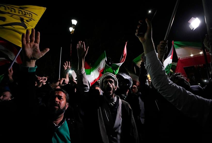 Διαδηλωτές στο Ιράν (AP)