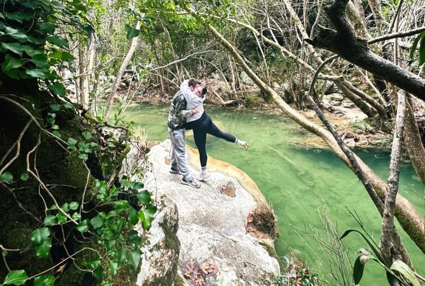 Η Δανάη Μπάρκα με τον σύντροφό της (Copyright: Instagram)