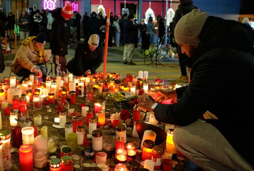 Από το άτυπο μνημόσυνο με κεριά που έχουν στήσει οι πολίτες έξω από το μπαρ (Baz Ratner/AP)