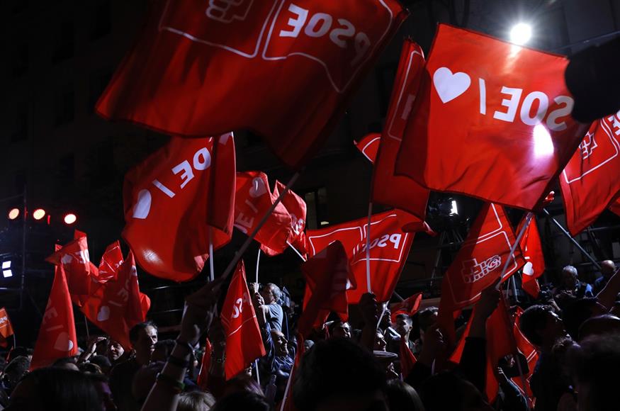Οπαδοί του Σοσιαλιστικού Κόμματος πανηγυρίζουν (AP Photo/Bernat Armangue)