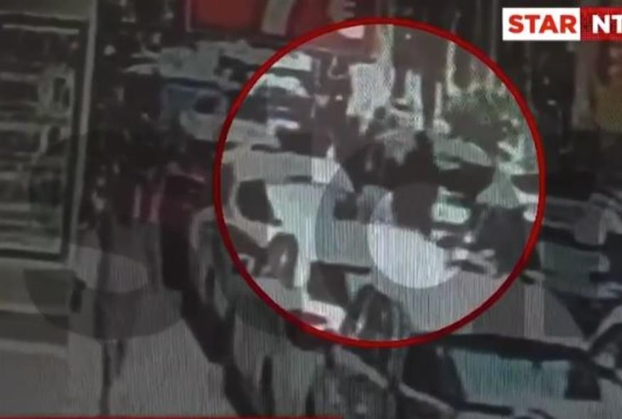 Η στιγμή που ο διανομέας πέφτει θύμα επίθεσης στον Πειραιά