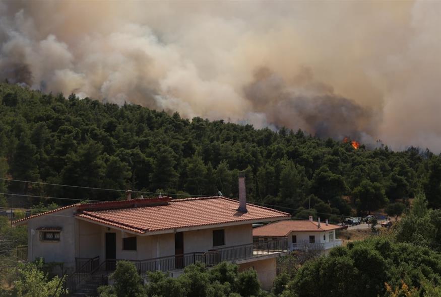 Ζημιές από φυσικές καταστροφές - Η φωτιά στον οικισμό της Αγίας Παρασκευής (ΙΝΤΙΜΕ)