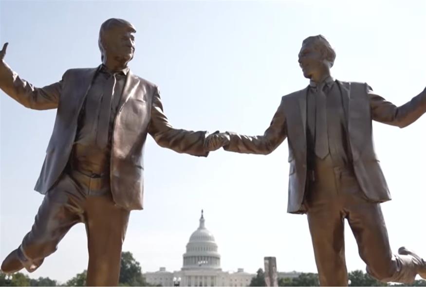 Το άγαλμα του Τραμπ με τον Έπσταϊν στην Ουάσινγκτον/youtube