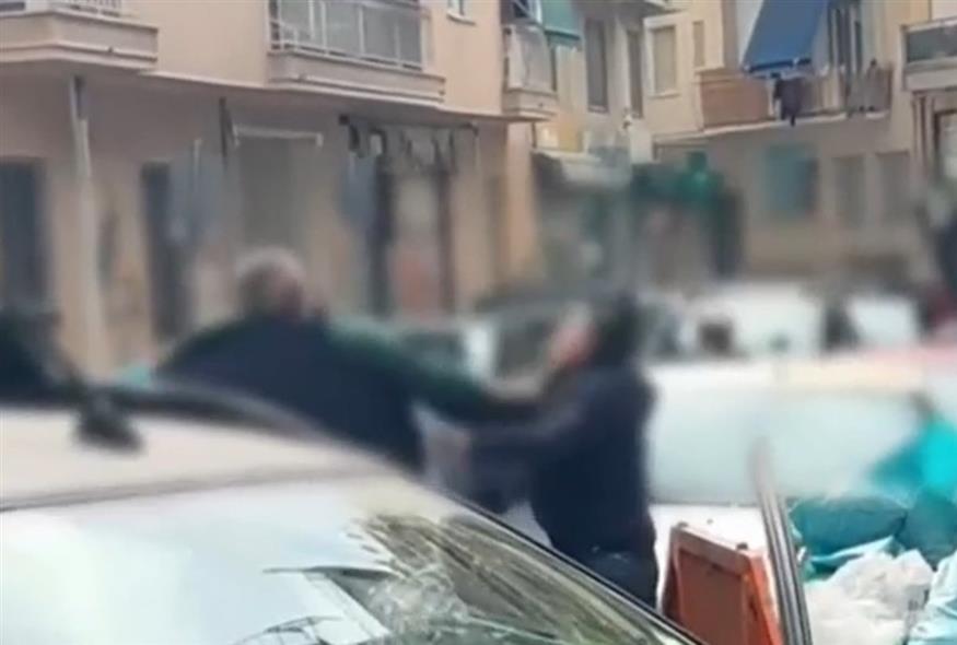 Εικόνες ντροπής στην Κυψέλη: Οδηγός τζιπ που μπήκε ανάποδα σε δρόμο χαστούκισε γυναίκα (Screenshot/ΣΚΑΪ)