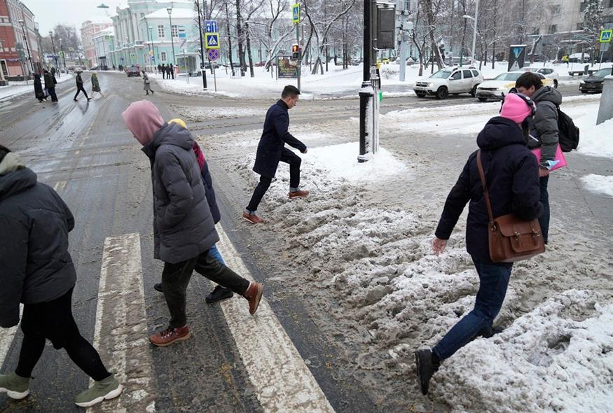 Πολίτες σε δρόμο της Μόσχας (AP photo)