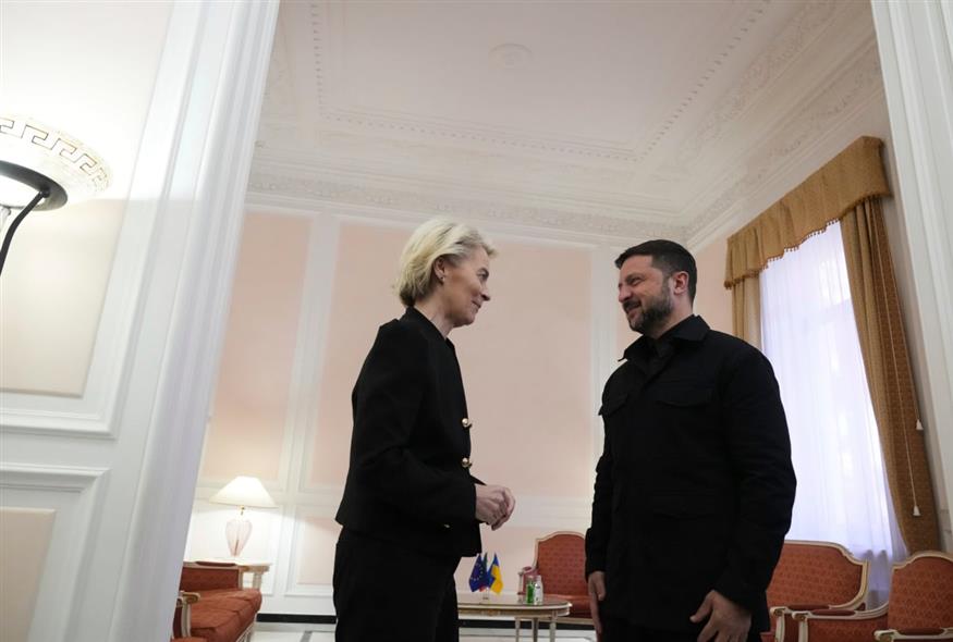 Βολοντιμίρ Ζελένσκι και Ούρσουλα φον ντερ Λάιεν (AP Photo/Andrew Medichini, Pool)