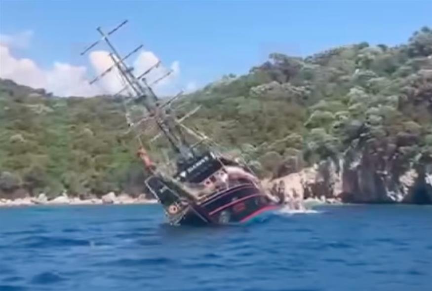 Η στιγμή που βυθίστηκε το «πειρατικό» πλοίο στην Τορκία (Screenshot from Youtube)