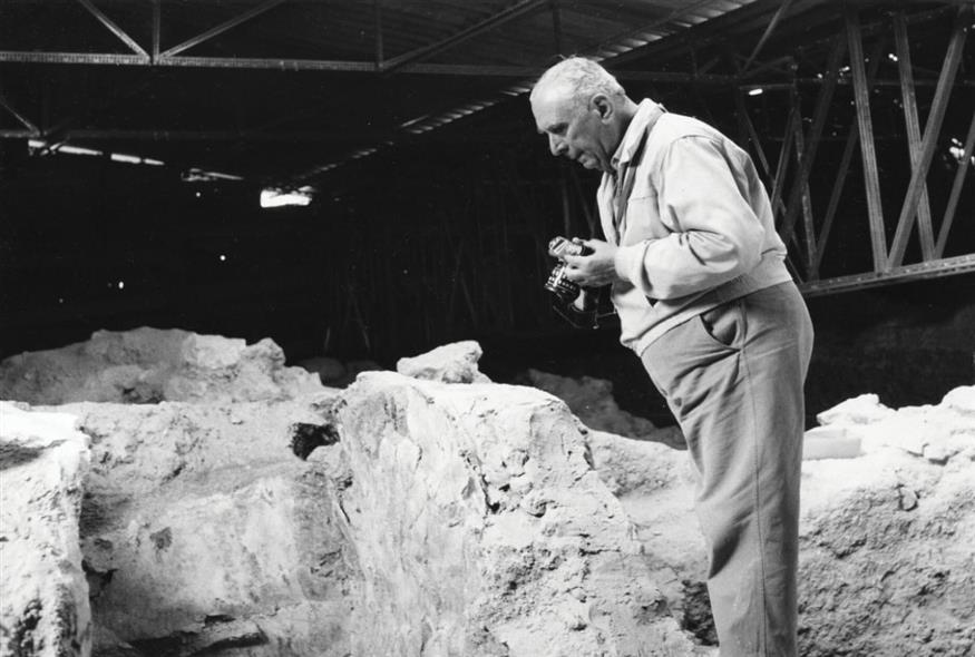 Ο καθηγητής αρχαιολόγος Σπυρίδων Μαρινάτος στον χώρο των ανασκαφών της Σαντορίνης /Φωτογραφία Σπύρος Μελετζής.