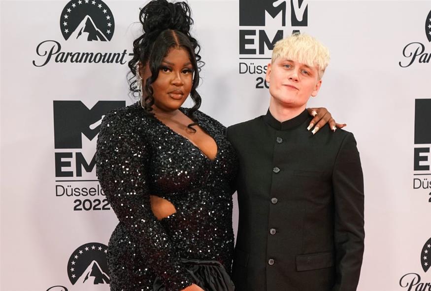 Ο Oobah Butler, δεξιά, στο πλάι της Nella Rose (AP Photo/Martin Meissner)