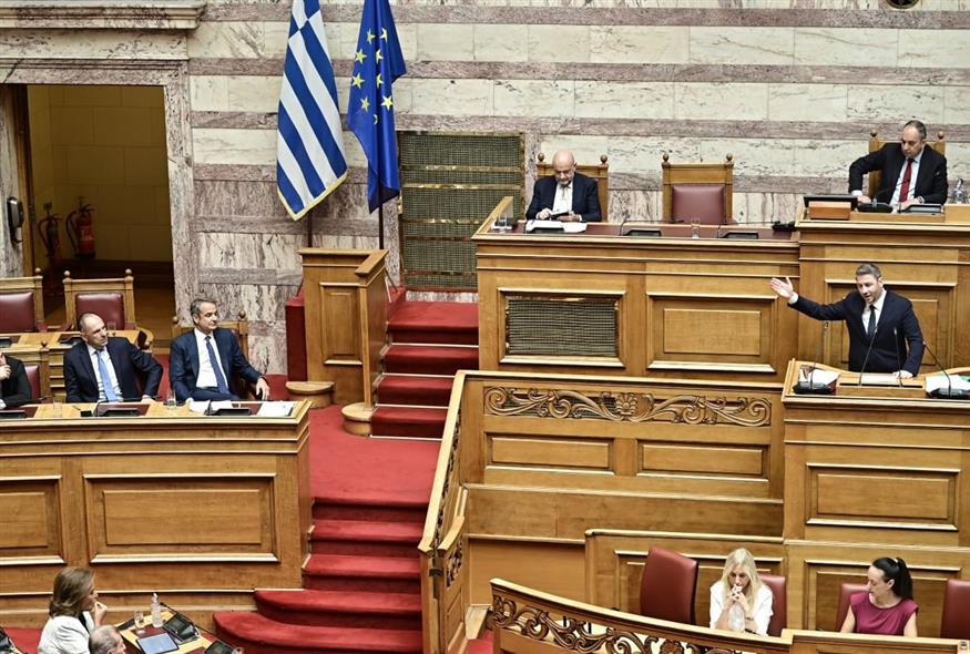 «Θερμό» τετ α τετ Μητσοτάκη - Ανδρουλάκη στη Βουλή (ΜΙΧΑΛΗΣ ΚΑΡΑΓΙΑΝΝΗΣ /EUROKINISSI)