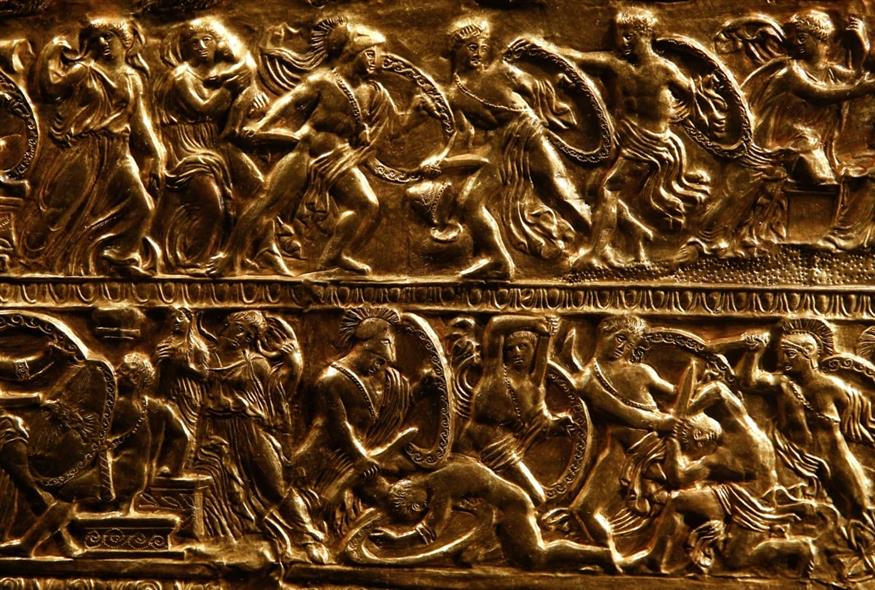 Χρυσή θήκη τόξου, που πιστεύεται ότι άνηκε σε πριγκίπισσα των Σκυθών (AP Photo/Petros Giannakouris)