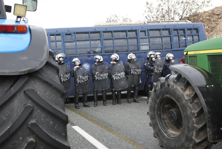 Αστυνομικοί σε μπλόκο αγροτών (ΒΑΣΙΛΗΣ ΒΕΡΒΕΡΙΔΗΣ/ΜΟΤΙΟΝΤΕΑΜ)