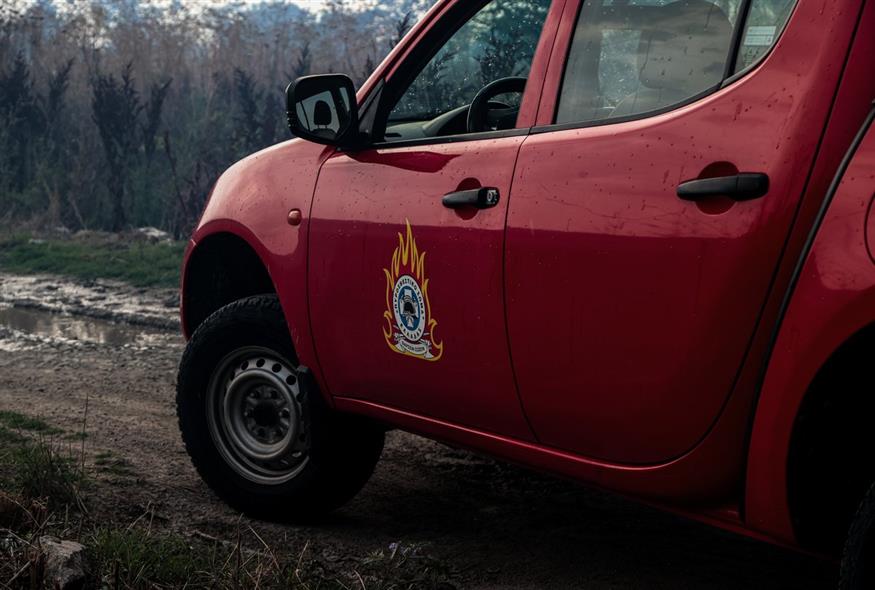 Όχημα της Πυροσβεστικής επιχειρεί σε θαμνώδη περιοχή της Θεσσαλονίκης / ΡΑΦΑΗΛ ΓΕΩΡΓΙΑΔΗΣ/EUROKINISSI