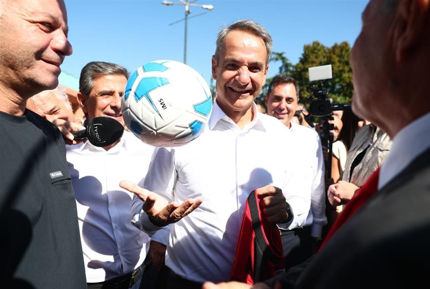 Ο διάλογος Μητσοτάκη με τον πρόεδρο του Απόλλωνα Καλαμαριάς (ΡΑΦΑΗΛ ΓΕΩΡΓΙΑΔΗΣ / EUROKINISSI)
