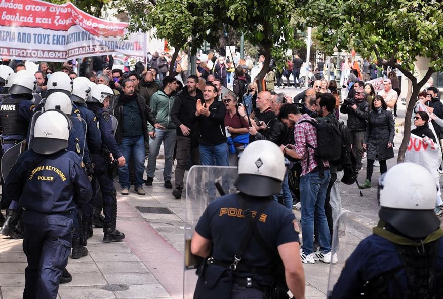 Πανεκπαιδευτικό συλλαλητήριο: Επεισόδια και χημικά έξω από το Μαξίμου (INTIME)