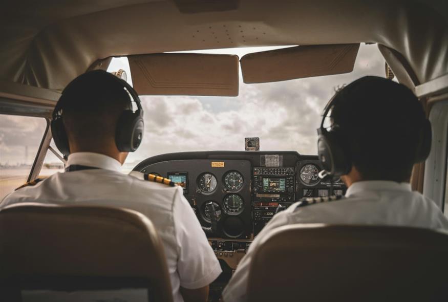 Αεροπλάνο - Πιλότοι - Cockpit (unsplash)