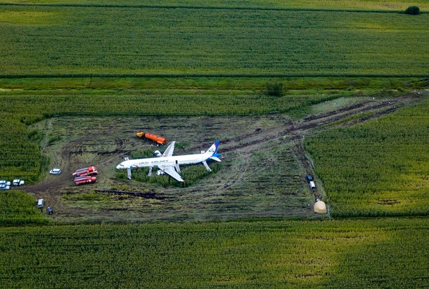 Στιγμιότυπο από το σημείο της προσγείωσης (AP Photo/Dmitry Golubivich)