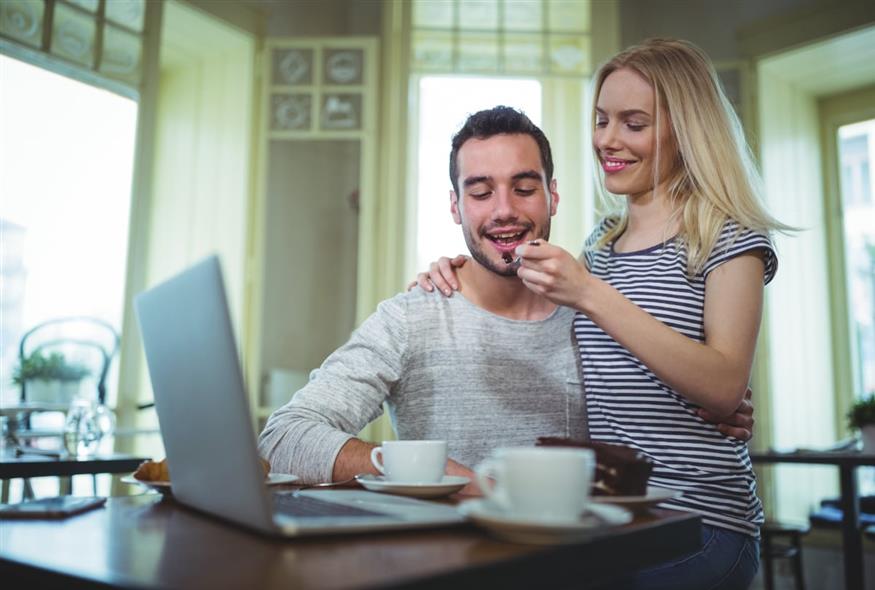 Ζευγάρι στο γραφείο (Freepik)