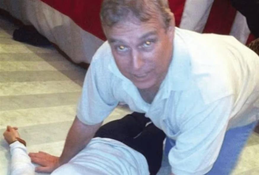 Η μία από τις τρεις φωτογραφίες με τον πρίγκιπα Άντριου