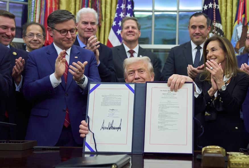 Ο Ντόναλντ Τραμπ περιχαρής, βάζει τέλος στο καταστροφικό shutdown των 43 ημερών (AP)