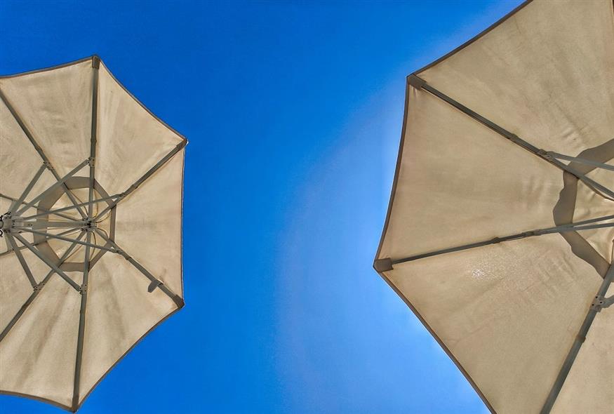 Ομπρέλες (ΓΙΩΡΓΟΣ ΚΟΝΤΑΡΙΝΗΣ/EUROKINISSI)