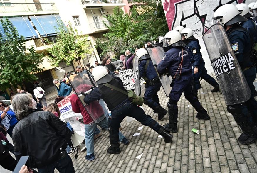 ΜΑΤ κατά καθηγητών (ΚΩΣΤΑΣ ΤΖΟΥΜΑΣ/EUROKINISSI)