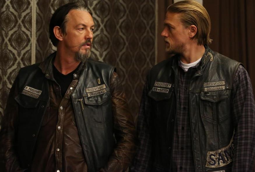 Ο Τόμι Φλάναγκαν (Sons of Anarchy) φέρει τις πραγματικές ουλές του «χαμόγελου της Γλασκώβης» μετά από αιματηρή επίθεση έξω από μπαρ στη Σκωτία (IMDB)