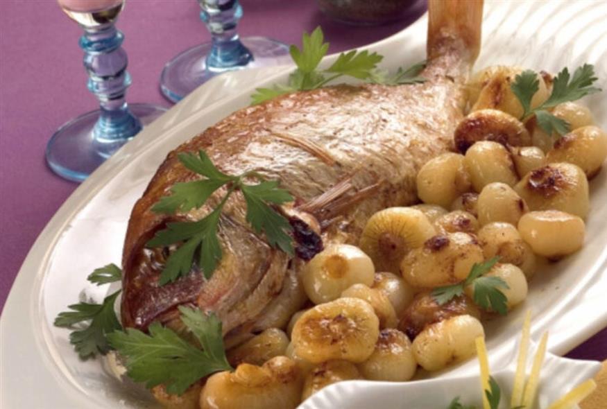 Φαγκρί στο φούρνο με ούζο και κρεμμύδια ©ICookGreek