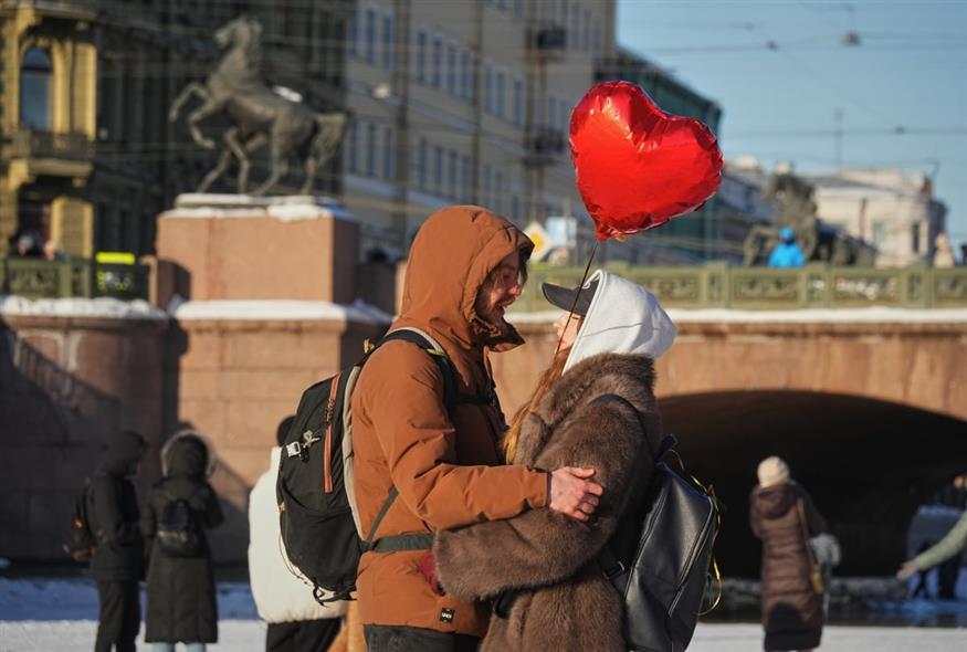 Ερωτευμένο ζευγάρι στην Αγία Πετρούπολη (AP Photo/Dmitri Lovetsky)