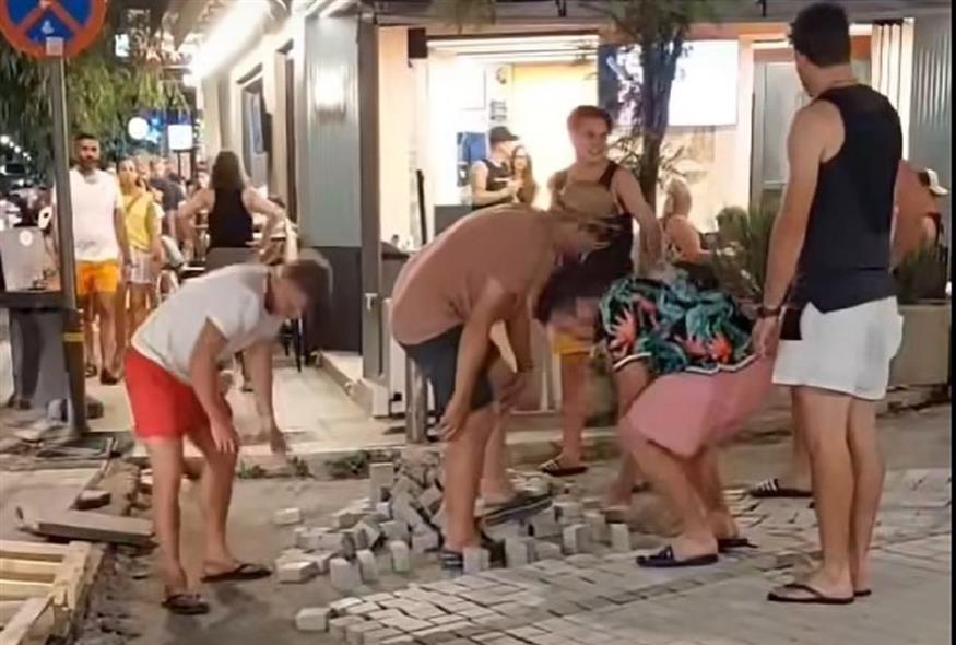 Έπιασαν δουλειά οι τουρίστες στα Μάλια (Video Capture)