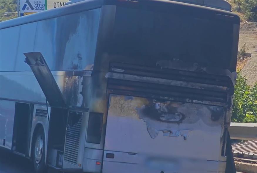Φωτιά σε τουριστικό λεωφορείο στην Π. Υμηττού