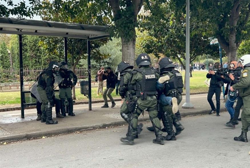 Θεσσαλονίκη: Χημικά σε διαδηλωτές στη συγκέντρωση διαμαρτυρίας για την ομιλία Κασιδιάρη (thesspost.gr)