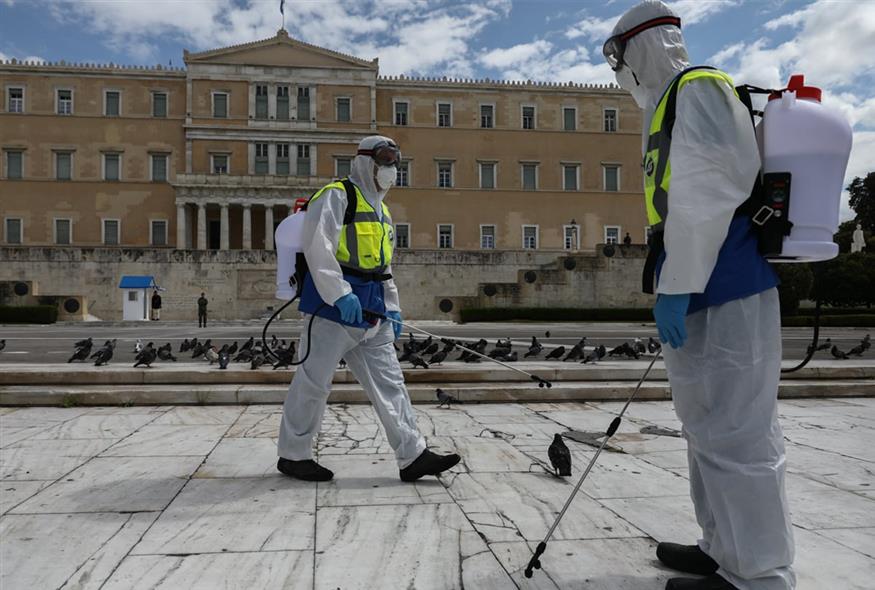 Απολύμανση στην άδεια πλατεία Συντάγματος πριν από 6 χρόνια / Intime News