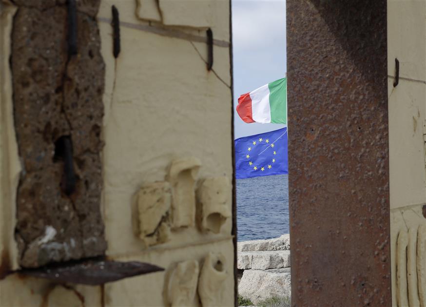 Ιταλική σημαία κυματίζει δίπλα από εκείνη της ΕΕ (AP Photo/Alessandra Tarantino)