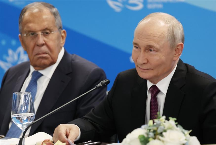 Σεργκέι Λαβρόφ - Βλαντίμιρ Πούτιν (Vyacheslav Prokofyev/Sputnik, Kremlin Pool Photo via AP)