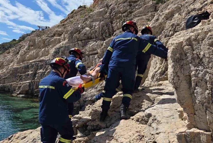 Η επιχείρηση διάσωσης της τουρίστριας από την Πυροσβεστική