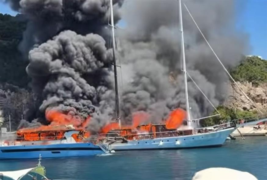 Μεγάλη φωτιά σε τουριστικά σκάφη στους Παξούς (Screenshot)