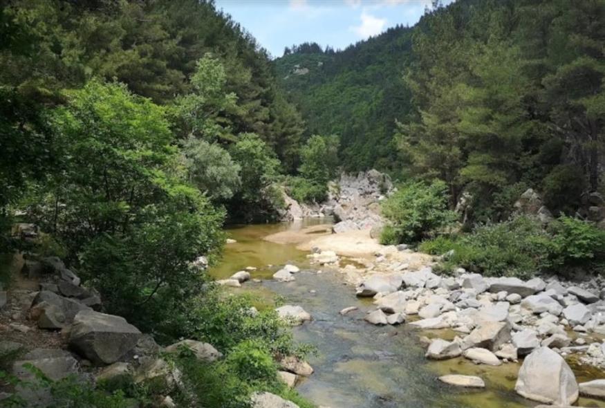 Τα δύο παιδιά εντοπίστηκαν σφηνωμένα κάτω από έναν μεγάλο βράχο, μέσα σε γούρνα νερού στο «Μονοπάτι της Ζωής» (xanthinews.g)