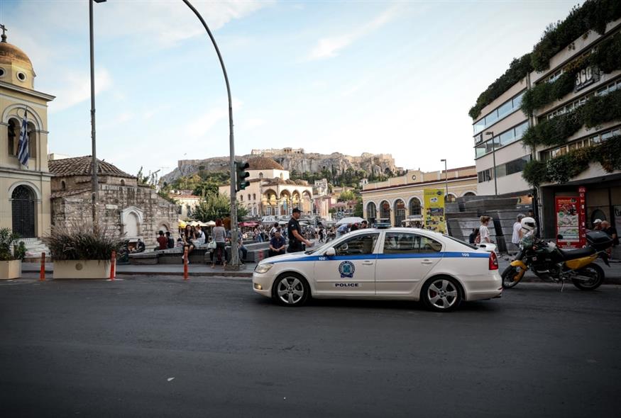 Περιπολικό της ΕΛΑΣ στο Μοναστηράκι (Φωτογραφία αρχείου/EUROKINISSI/ ΣΤΕΛΙΟΣ ΜΙΣΙΝΑΣ)
